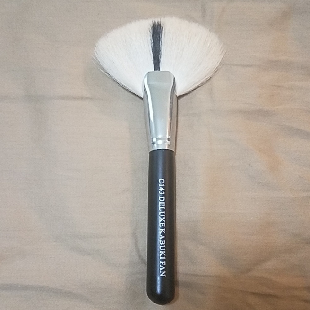 Crown C143 deluxe kabuki fan brush.